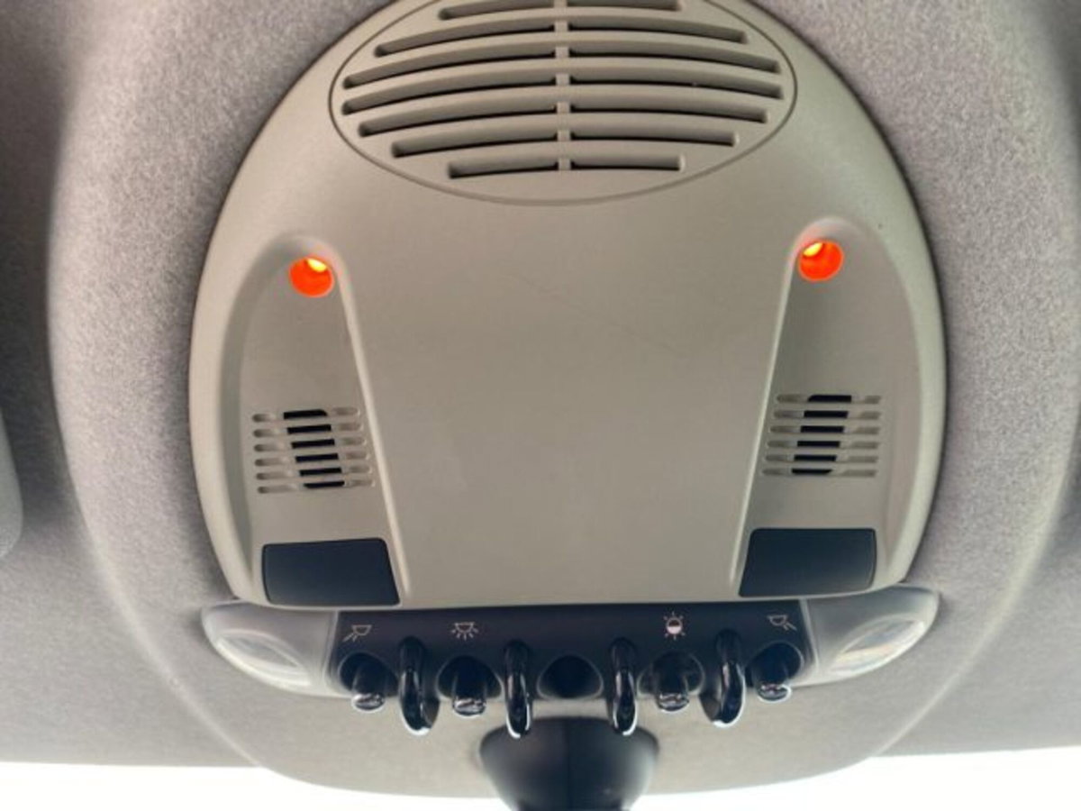 MINI Mini 1.6 16V Cooper D (15)