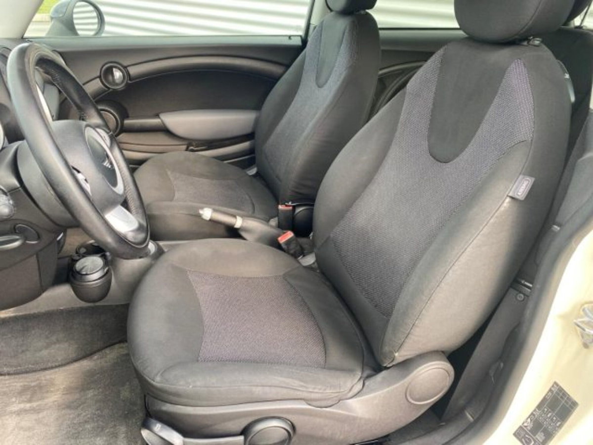 MINI Mini 1.6 16V Cooper D (17)