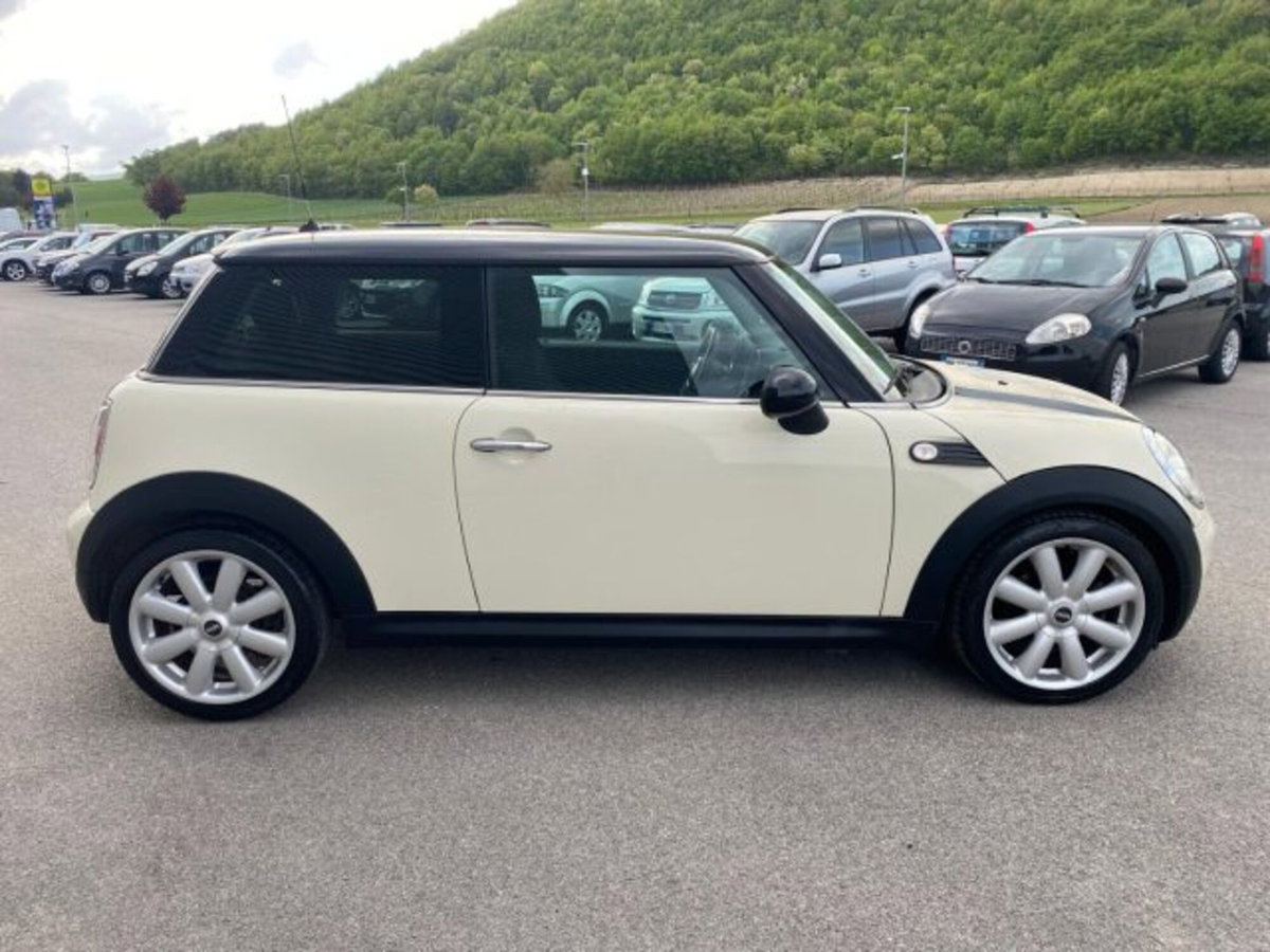 MINI Mini 1.6 16V Cooper D (4)