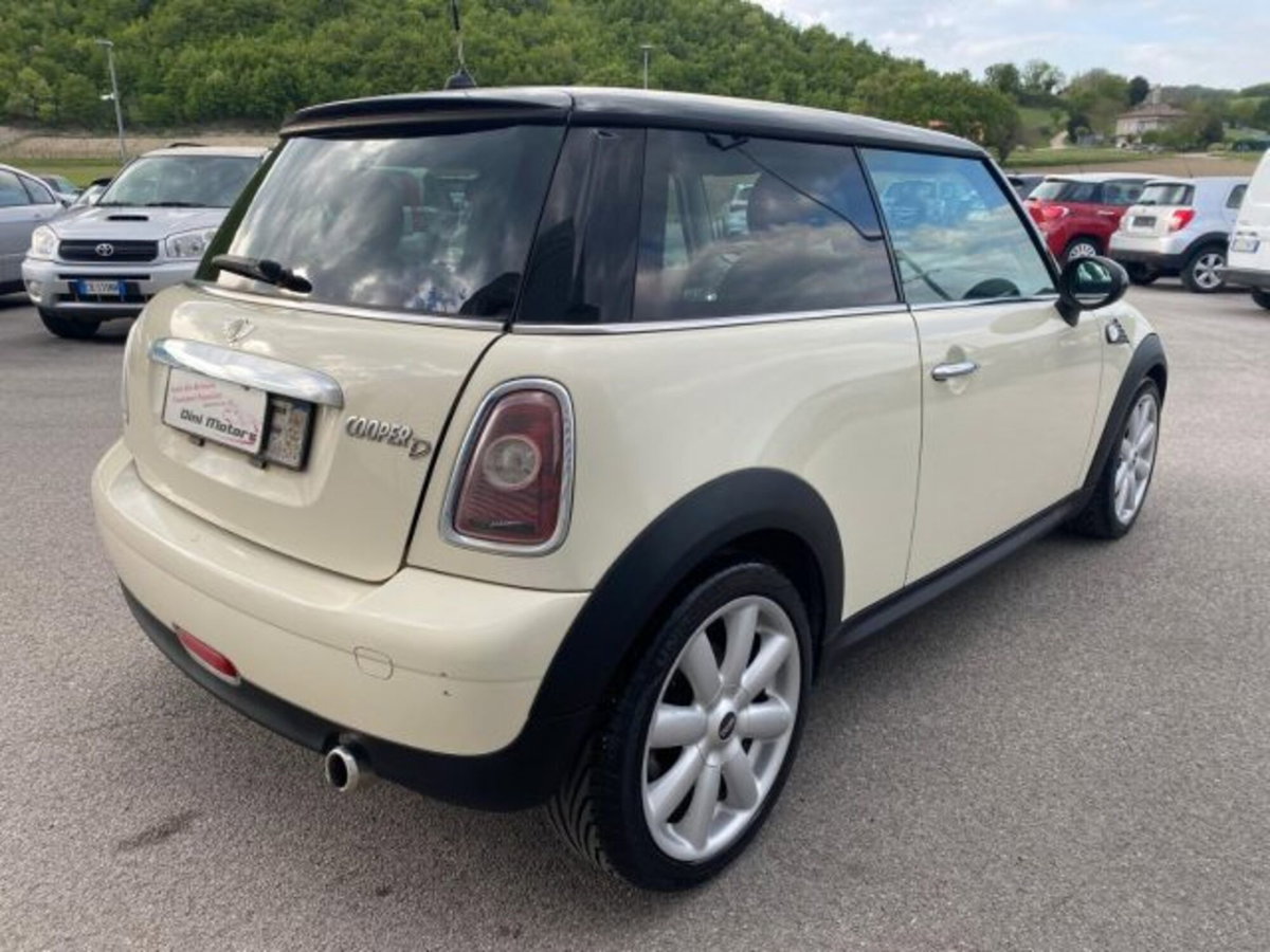 MINI Mini 1.6 16V Cooper D (5)