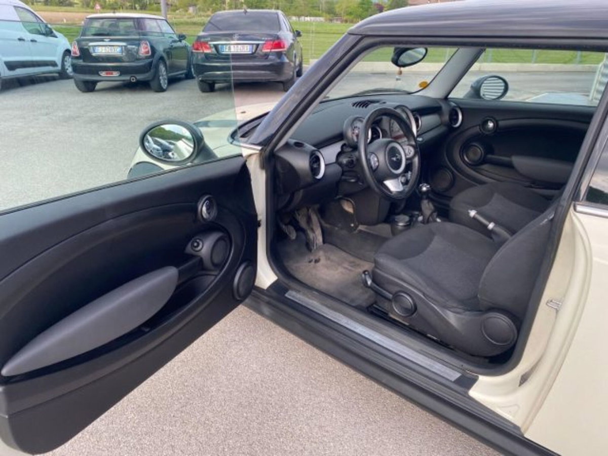 MINI Mini 1.6 16V Cooper D (9)