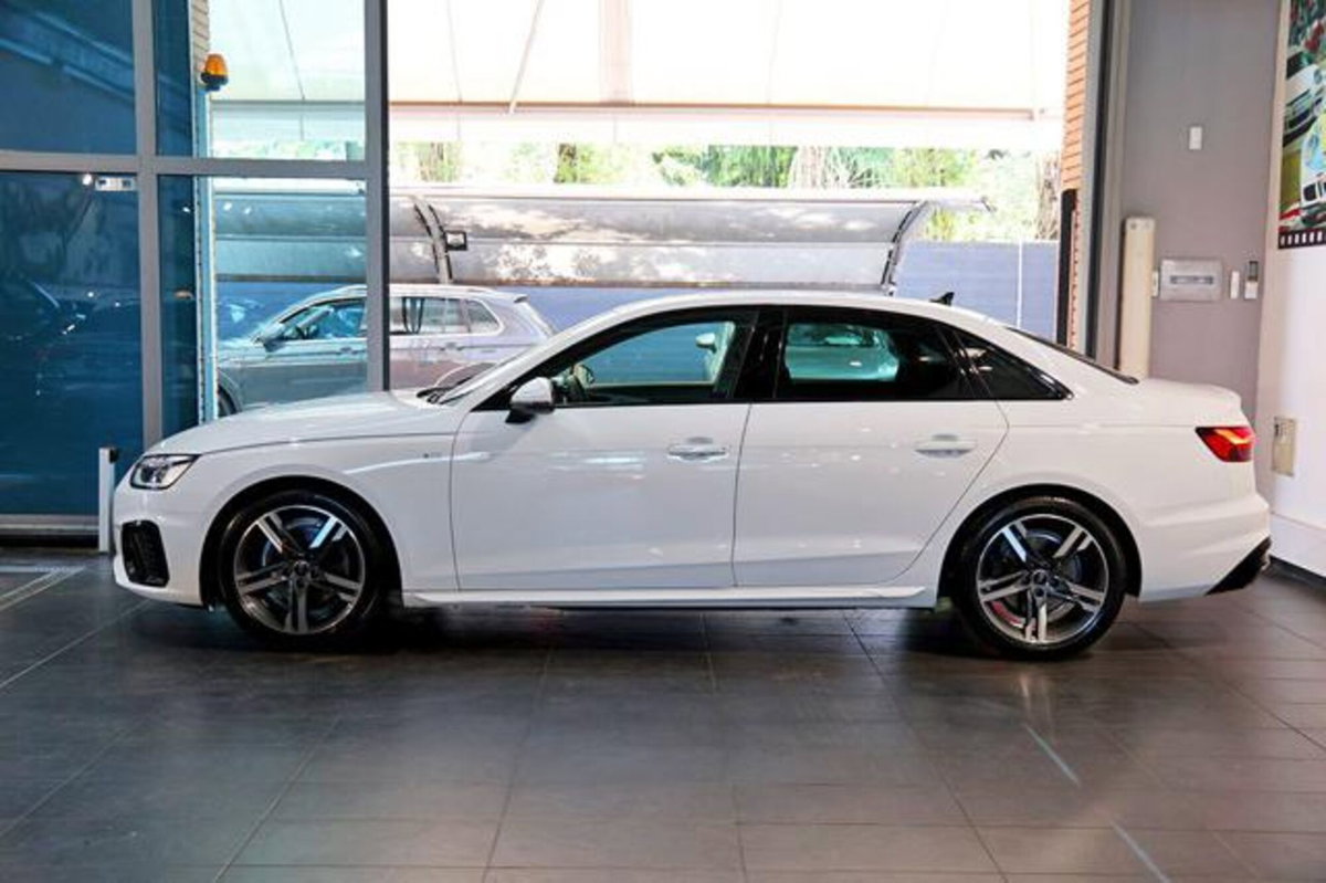Audi A4 30 2.0 tdi mhev S line edition 136cv s-tronic (3)
