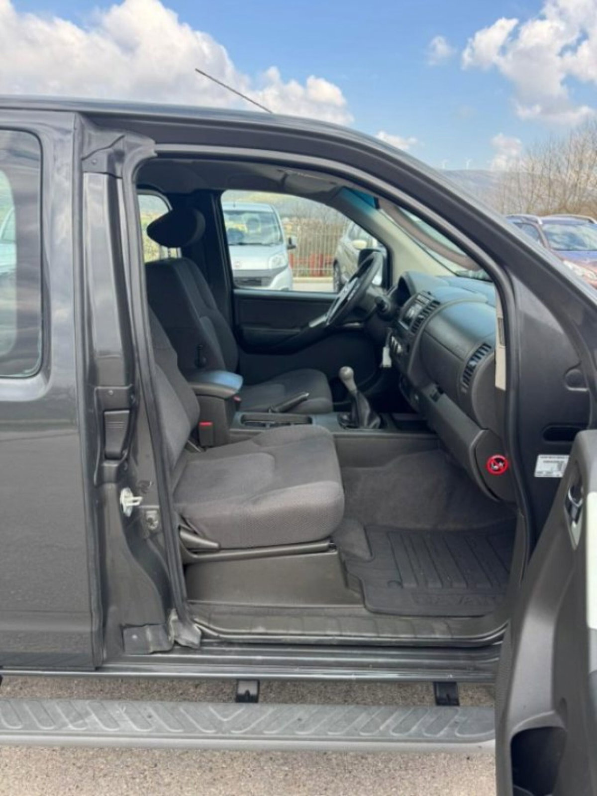 Nissan Navara 2.5 dCi 2 porte King Cab XE (6)