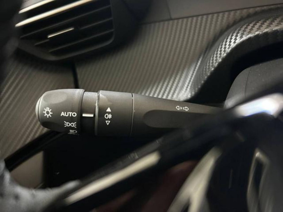 Peugeot 2008 PureTech 100 S&S Allure (16)