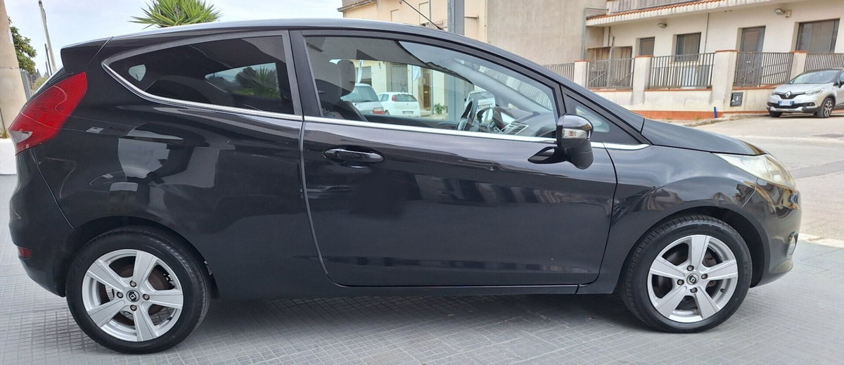 Ford Fiesta 1.4 TDCi 68CV 3 porte Titanium (5)