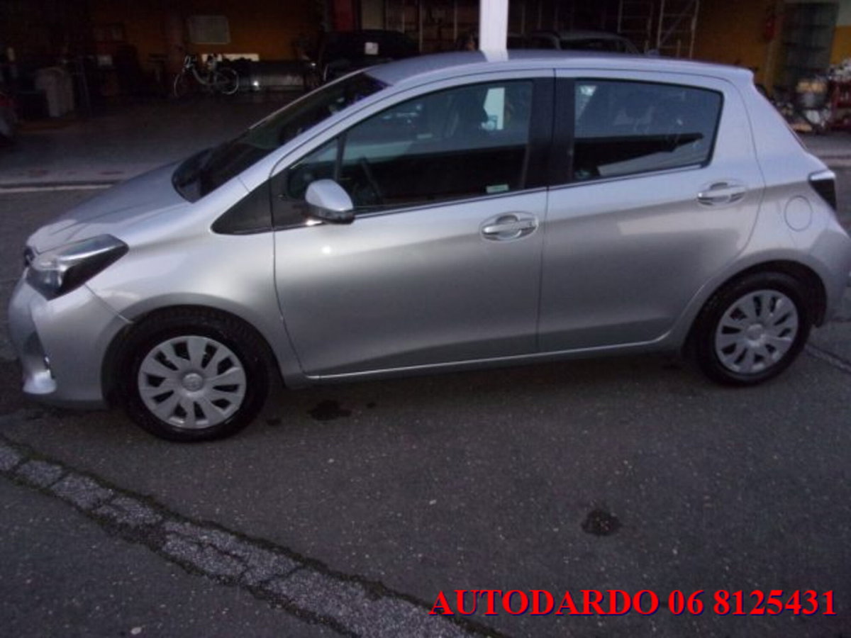 Toyota Yaris 1.5 5 porte Lounge (10)