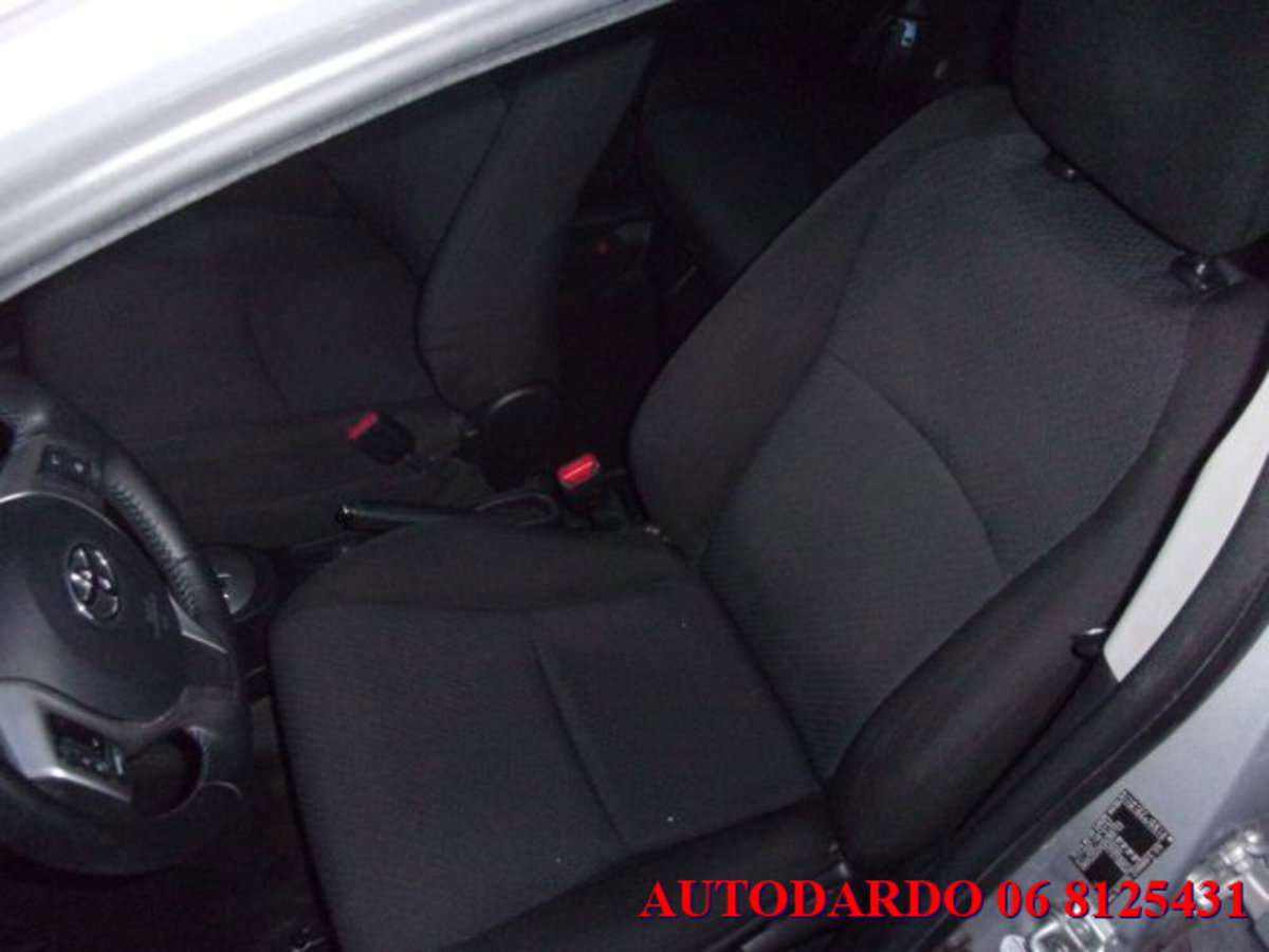 Toyota Yaris 1.5 5 porte Lounge (12)