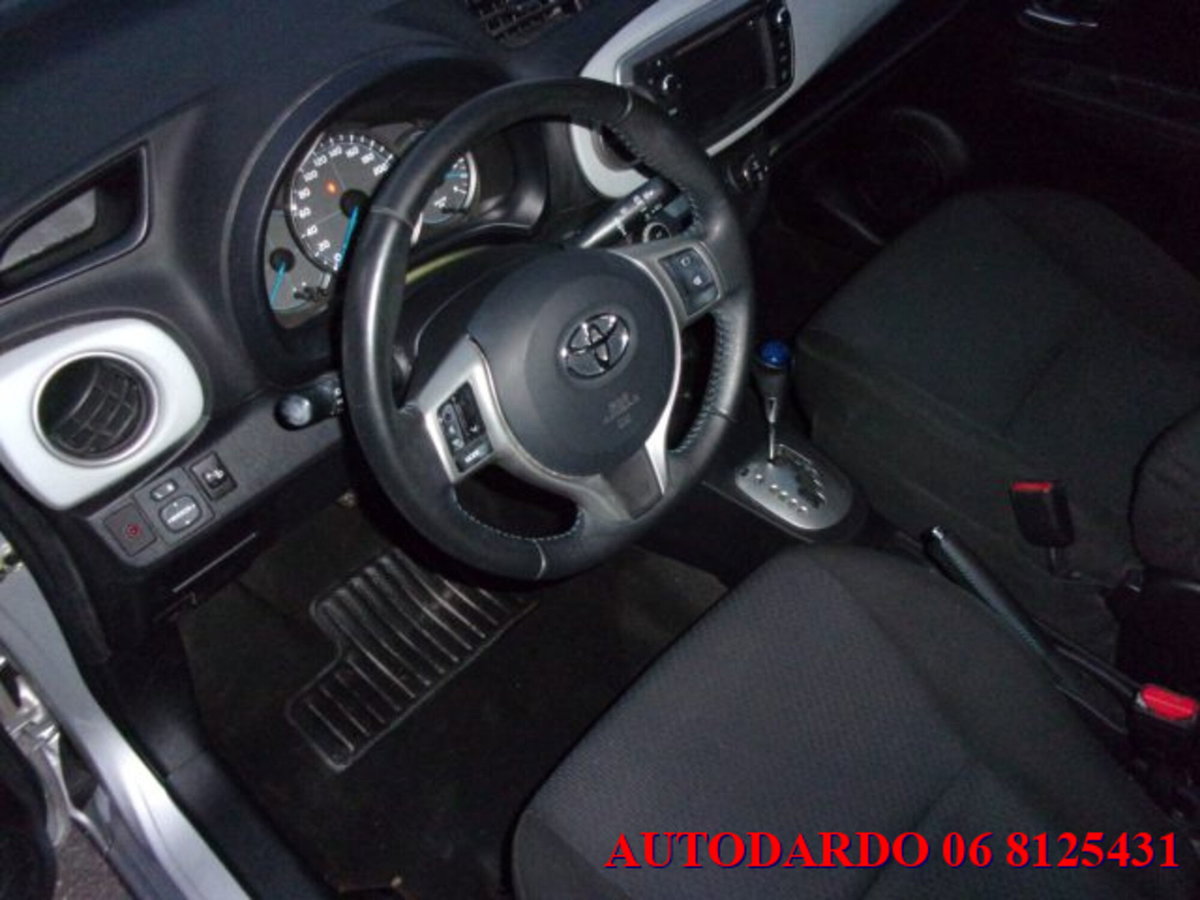 Toyota Yaris 1.5 5 porte Lounge (13)