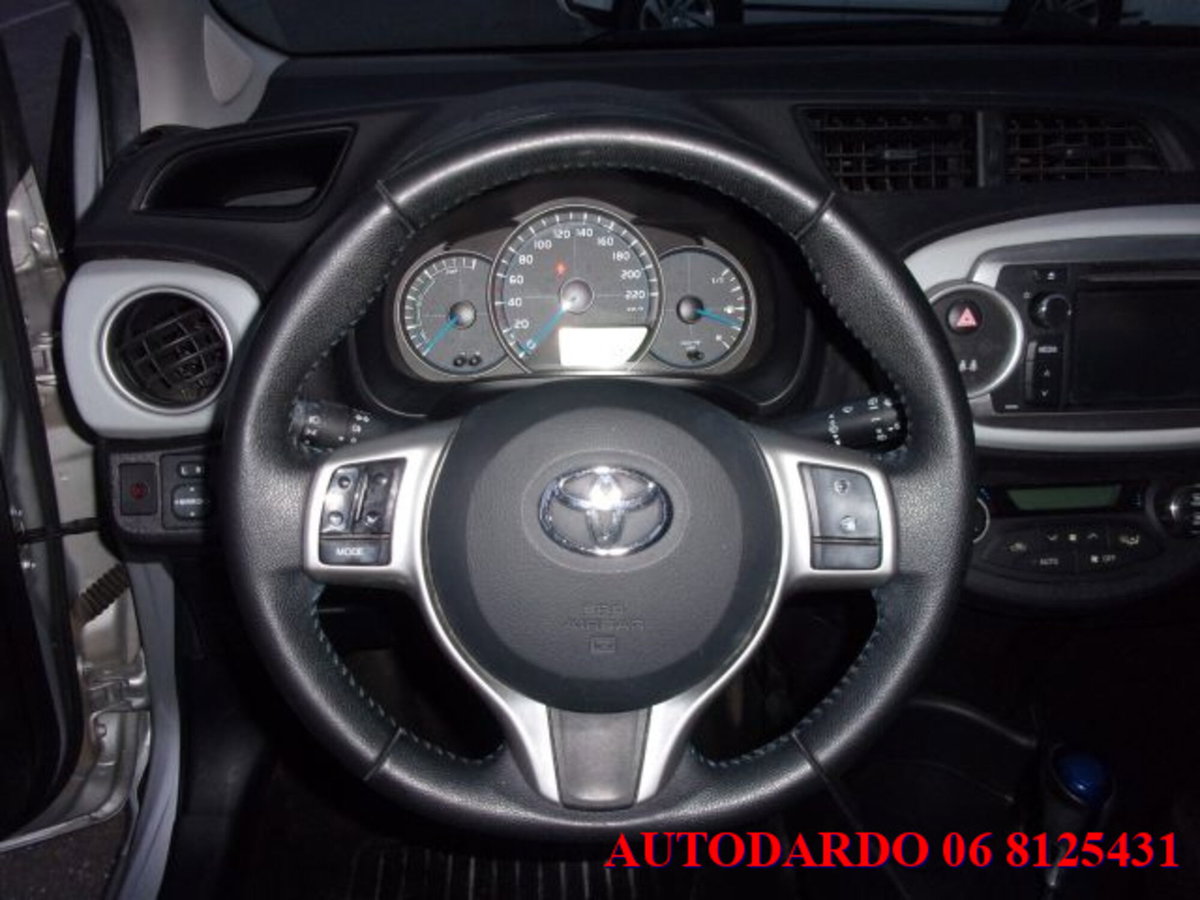 Toyota Yaris 1.5 5 porte Lounge (14)