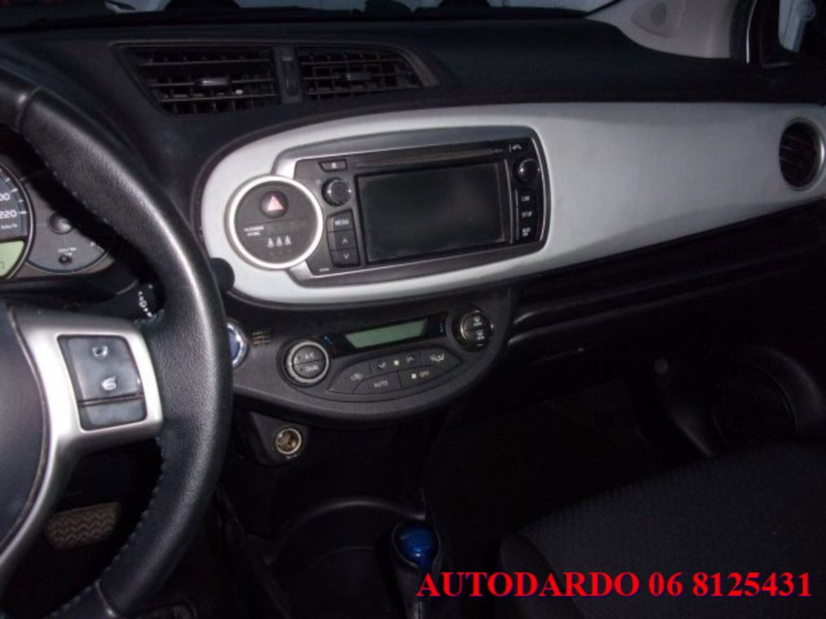 Toyota Yaris 1.5 5 porte Lounge (15)