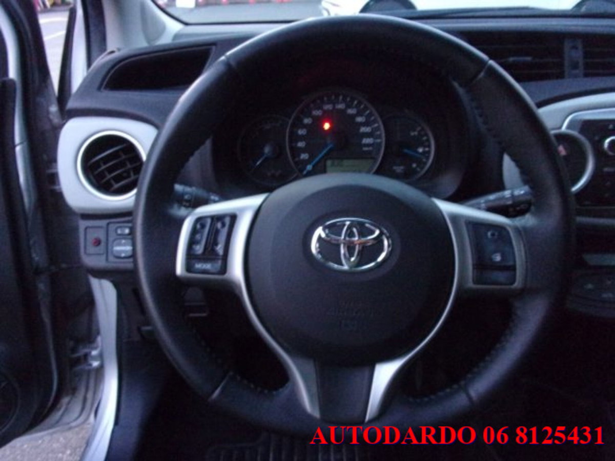 Toyota Yaris 1.5 5 porte Lounge (18)