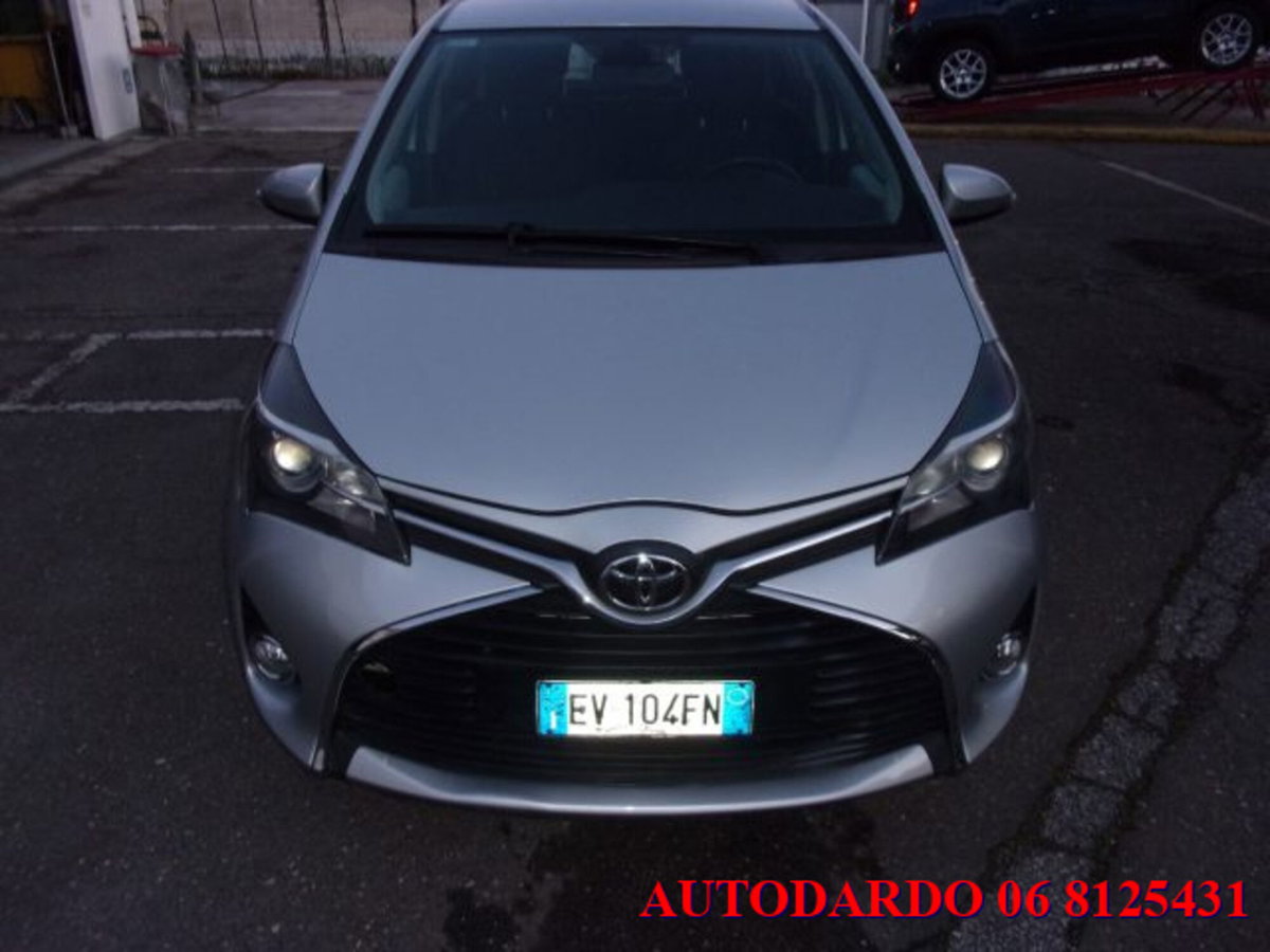 Toyota Yaris 1.5 5 porte Lounge (2)