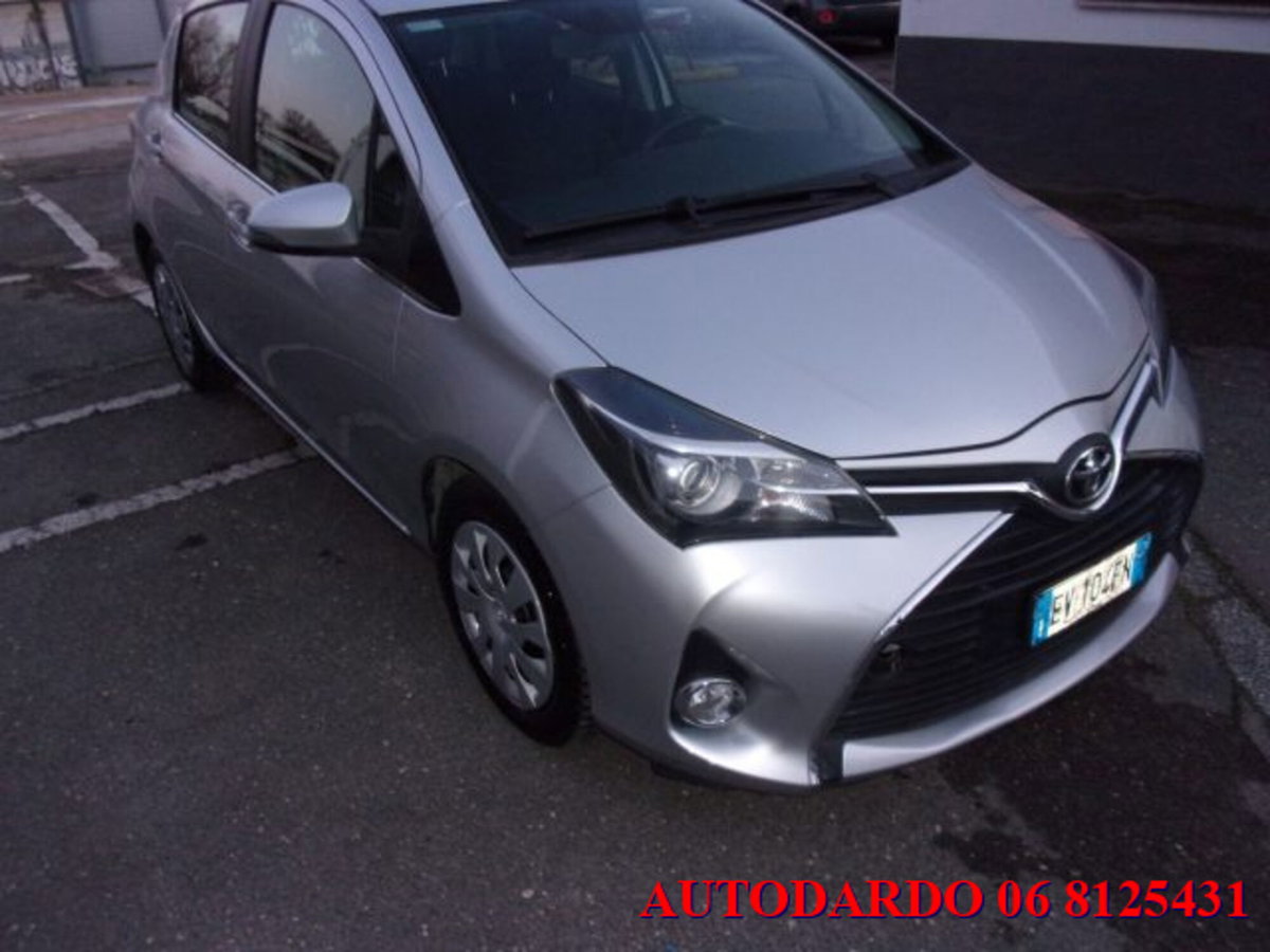 Toyota Yaris 1.5 5 porte Lounge (3)