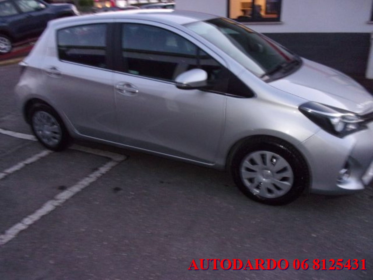 Toyota Yaris 1.5 5 porte Lounge (4)