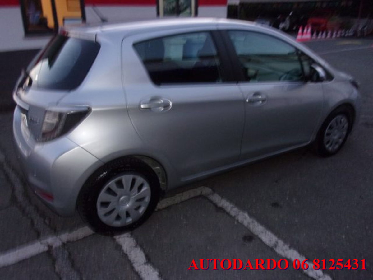 Toyota Yaris 1.5 5 porte Lounge (5)