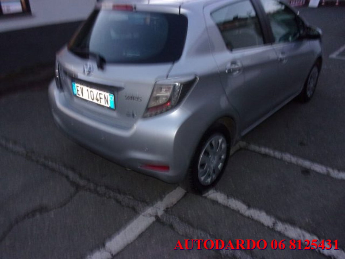 Toyota Yaris 1.5 5 porte Lounge (6)