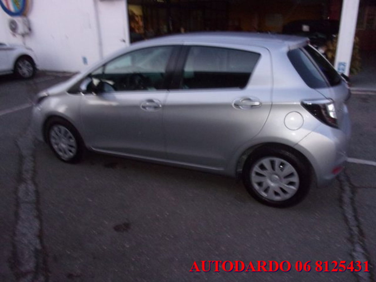 Toyota Yaris 1.5 5 porte Lounge (9)