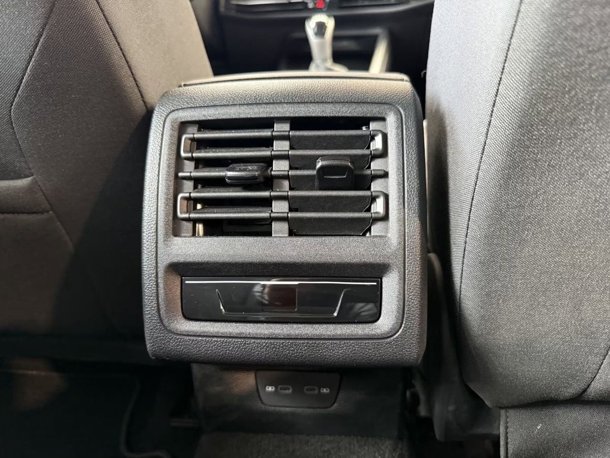 Volkswagen Golf 2.0 TDI SCR Life (13)