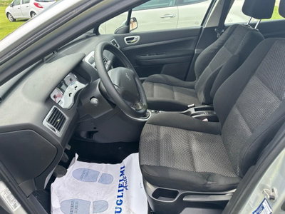 Peugeot 307 SW 16V HDi FAP 110CV (8)