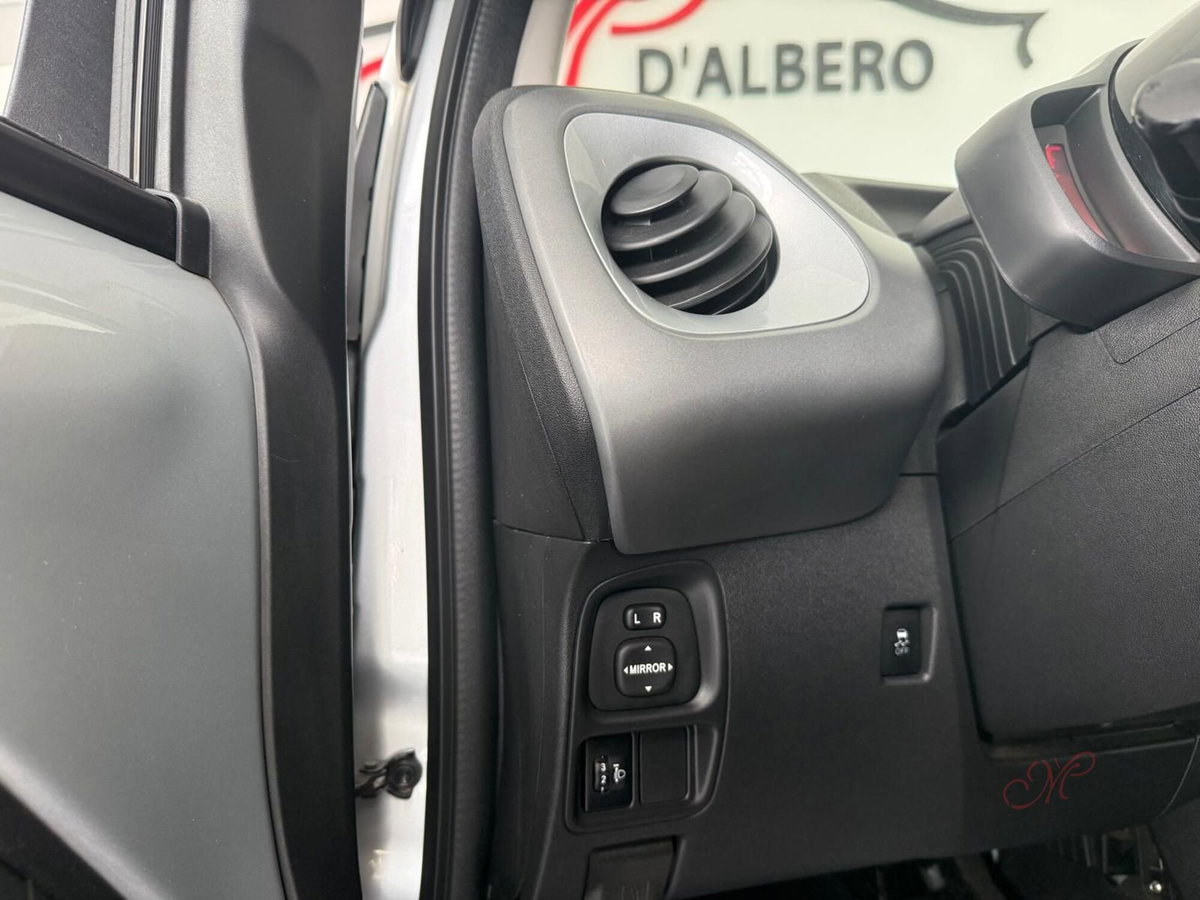 Toyota Aygo 1.0 VVT-i 72 CV 5 porte x-cool MMT (11)
