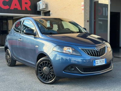 Lancia Ypsilon 1.0 FireFly 5 porte S&S Hybrid Ecochic Silver usata