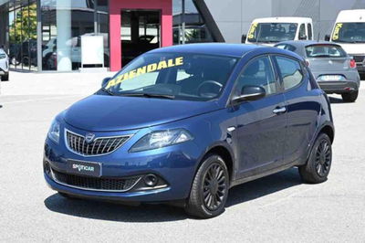 Lancia Ypsilon 1.0 FireFly 5 porte S&S Hybrid Ecochic Silver usata