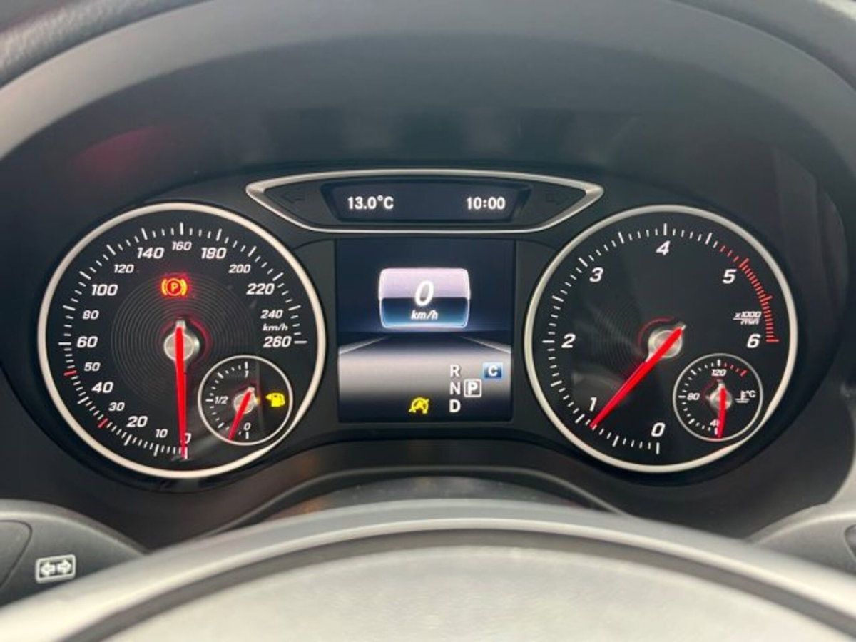 Mercedes-Benz GLA SUV 180 d Business (14)