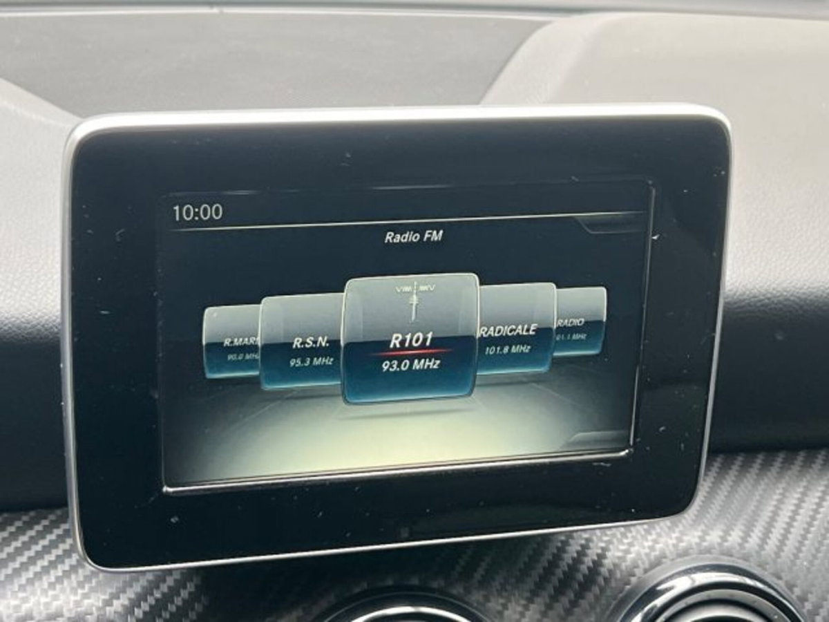 Mercedes-Benz GLA SUV 180 d Business (15)