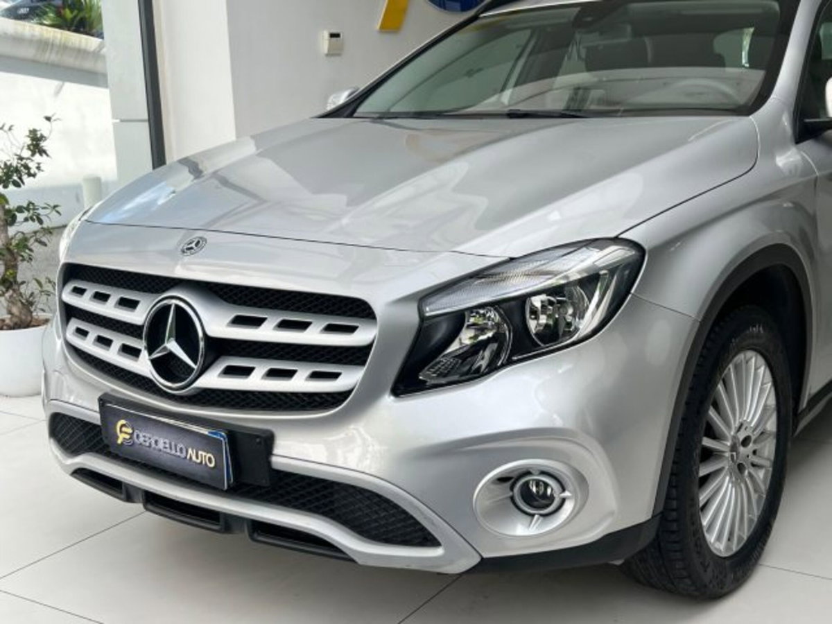 Mercedes-Benz GLA SUV 180 d Business (2)