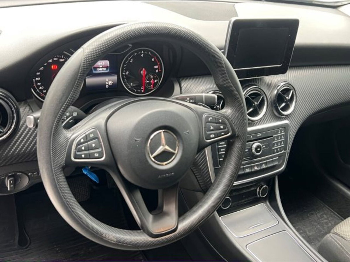 Mercedes-Benz GLA SUV 180 d Business (9)
