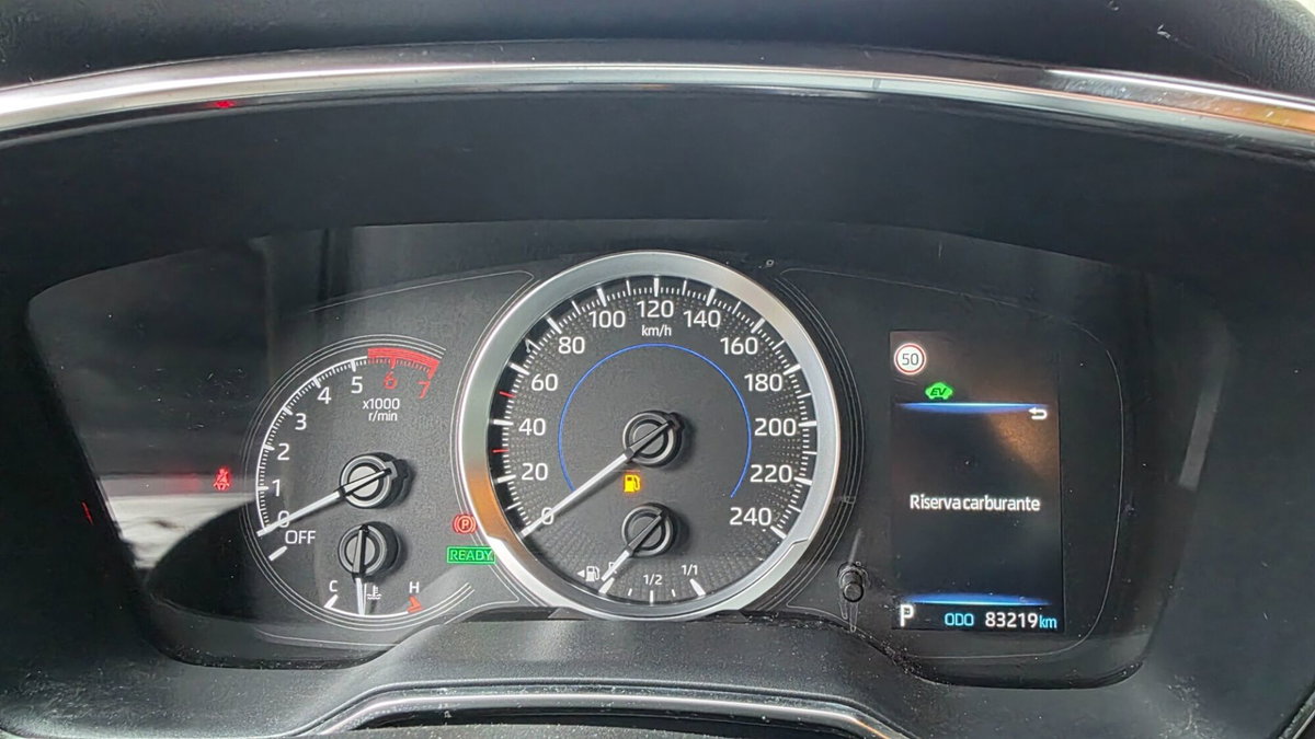 Toyota Corolla 1.8 Hybrid Business (11)