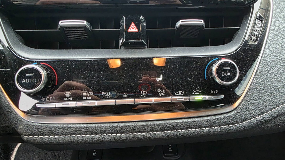 Toyota Corolla 1.8 Hybrid Business (13)