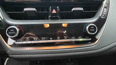 Toyota Corolla 1.8 Hybrid Business (13)