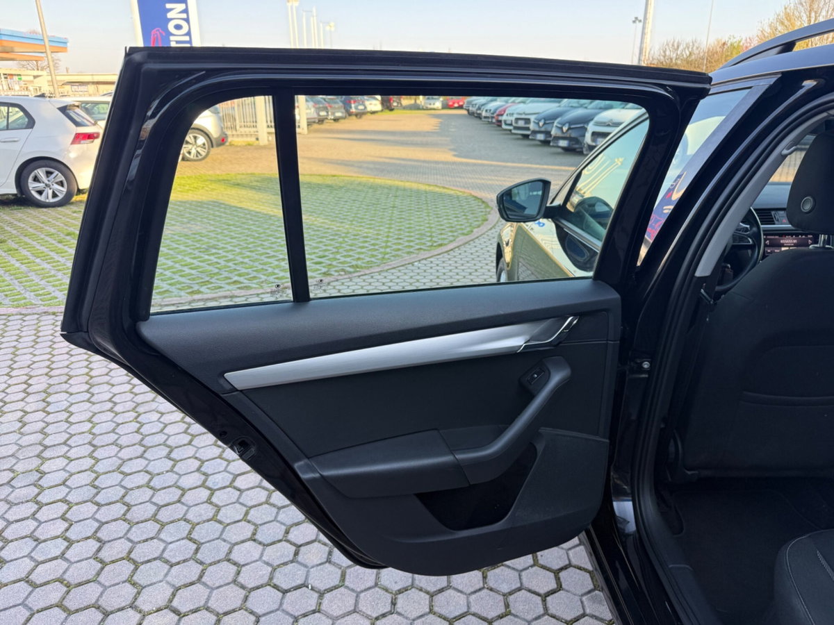 Skoda Octavia Station Wagon 1.5 G-TEC DSG Wagon Ambition (19)
