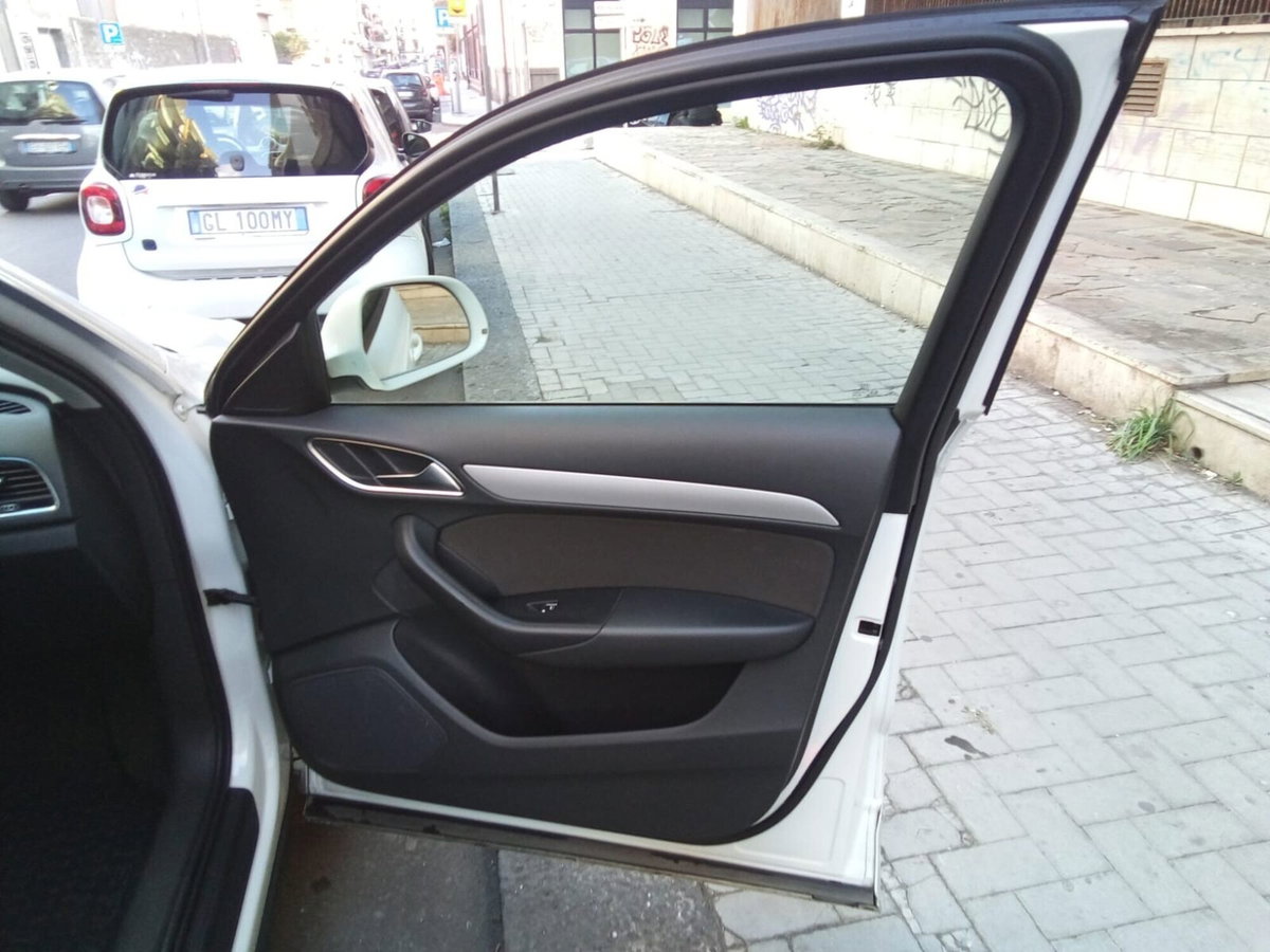Audi Q3 2.0 TDI 120 CV Business (13)