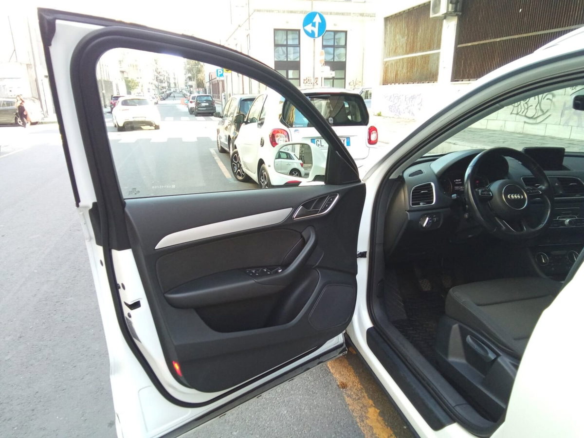 Audi Q3 2.0 TDI 120 CV Business (16)