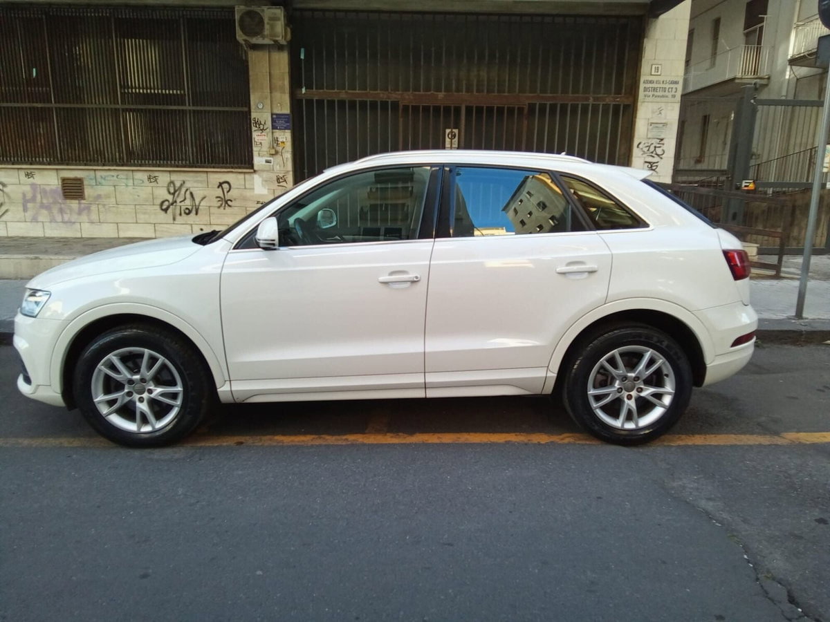 Audi Q3 2.0 TDI 120 CV Business (4)