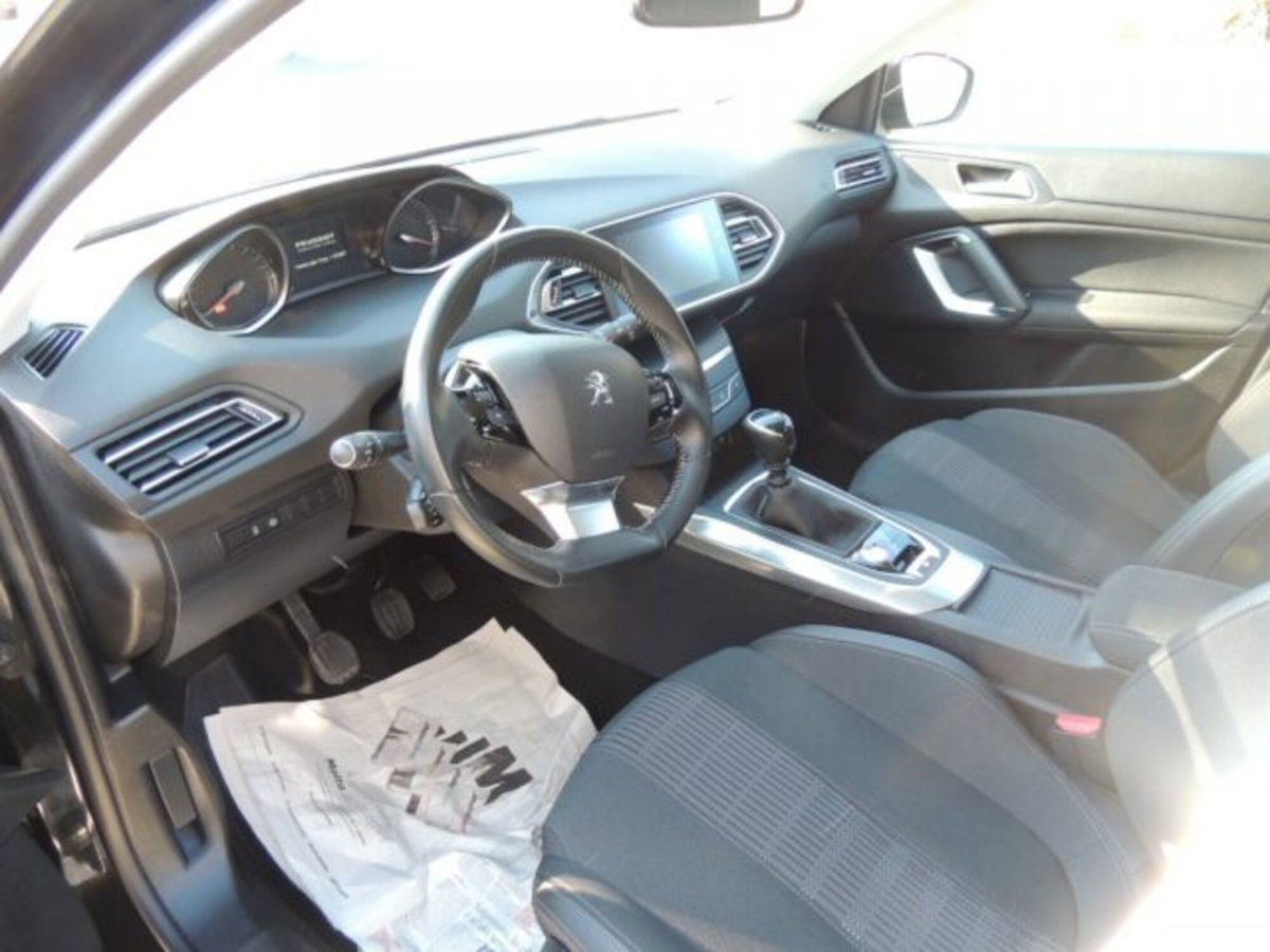 Peugeot 308 BlueHDi 130 S&S Allure (9)