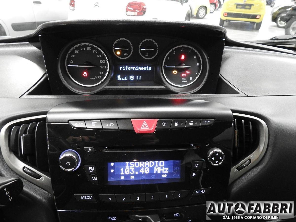 Lancia Ypsilon 0.9 TwinAir 85 CV 5 porte Metano Ecochic Elefantino (19)