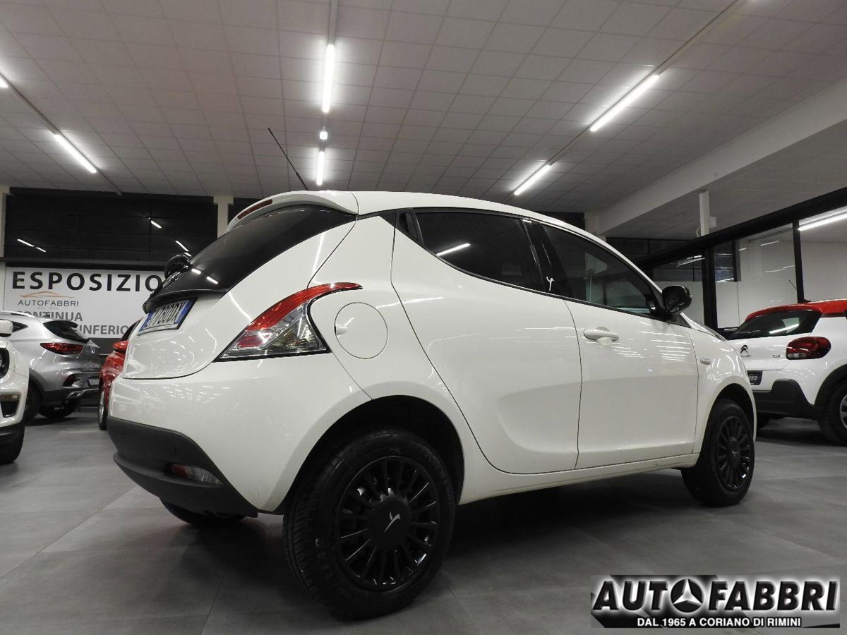 Lancia Ypsilon 0.9 TwinAir 85 CV 5 porte Metano Ecochic Elefantino (2)