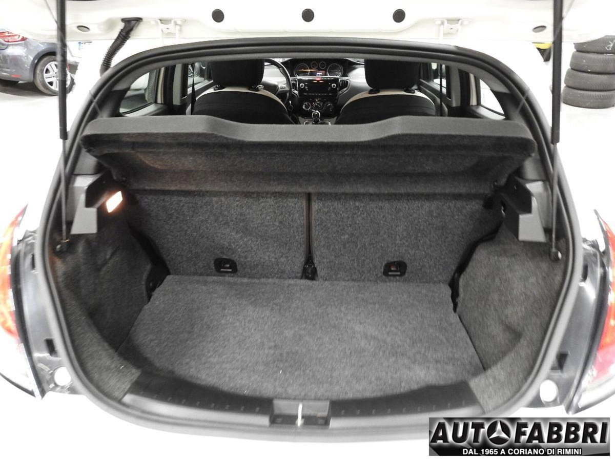 Lancia Ypsilon 0.9 TwinAir 85 CV 5 porte Metano Ecochic Elefantino (9)