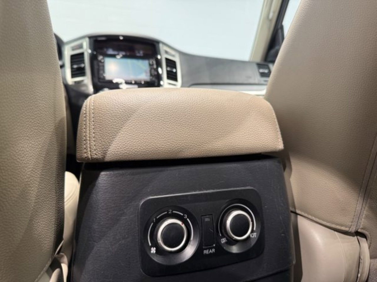 Mitsubishi Pajero 3.2 DI-D 16V aut. 5p. Instyle DPF (18)