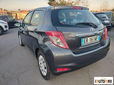 Toyota Yaris 1.D-4D 5 porte Lounge (5)