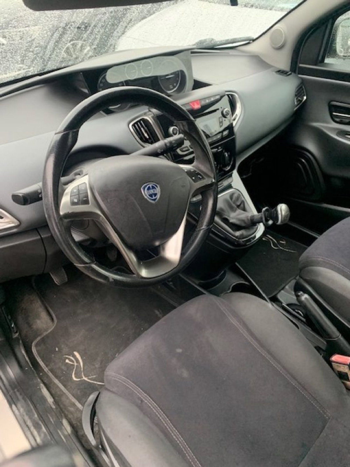 Lancia Ypsilon 0.9 TwinAir 85 CV 5 porte Metano Ecochic Gold (10)