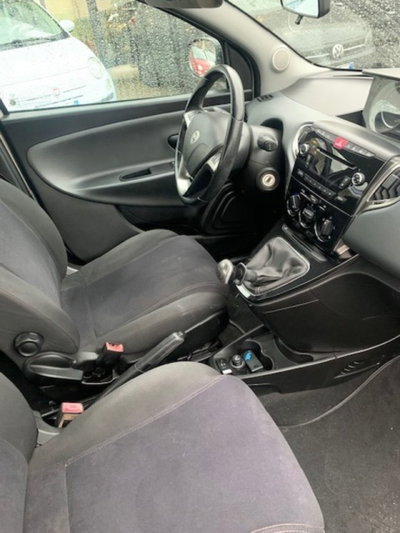 Lancia Ypsilon 0.9 TwinAir 85 CV 5 porte Metano Ecochic Gold (14)
