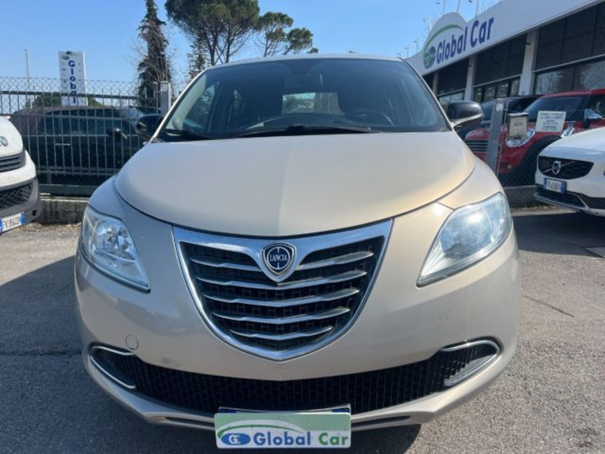 Lancia Ypsilon 0.9 TwinAir 85 CV 5 porte Metano Ecochic Gold (2)