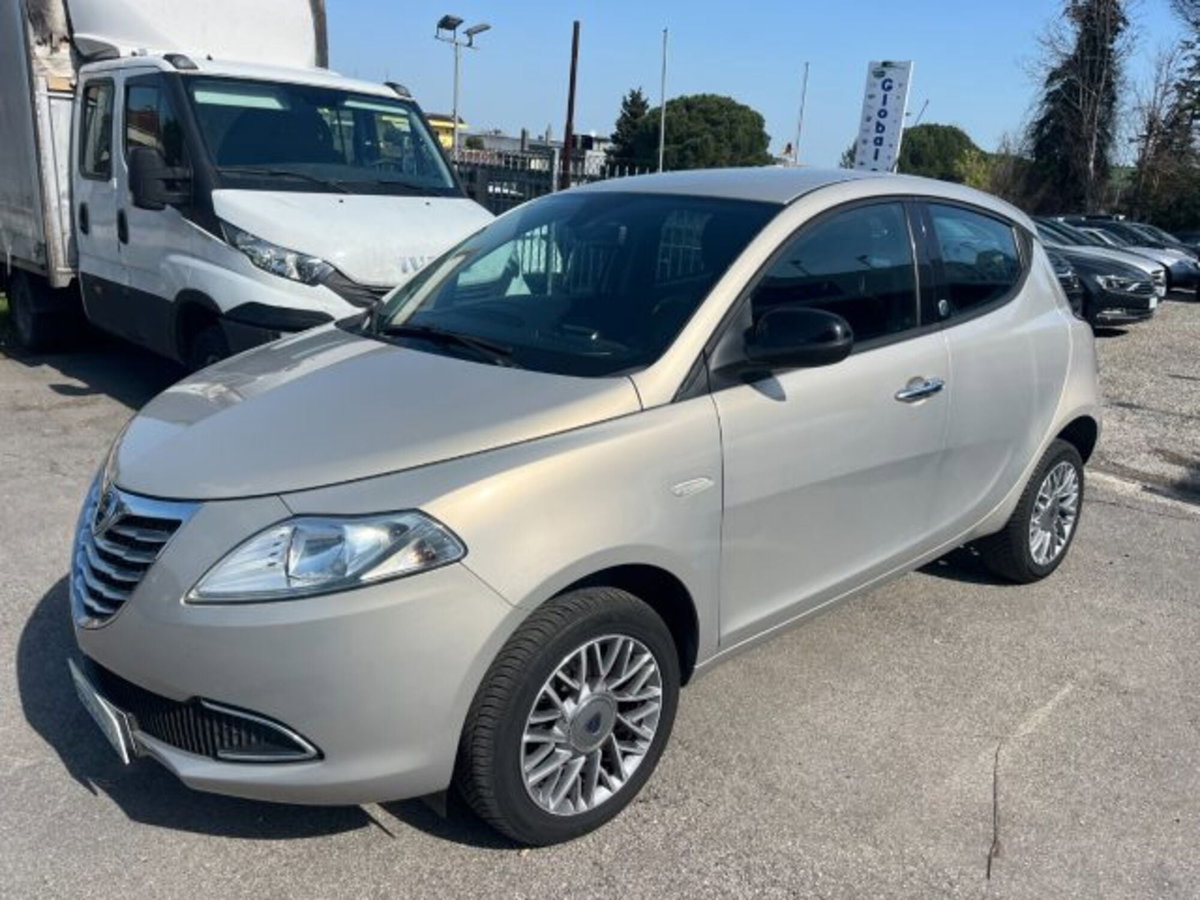 Lancia Ypsilon 0.9 TwinAir 85 CV 5 porte Metano Ecochic Gold (3)