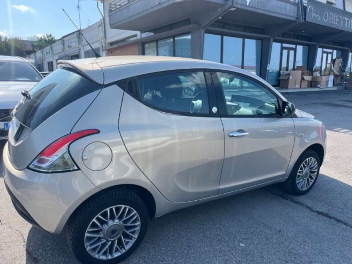 Lancia Ypsilon 0.9 TwinAir 85 CV 5 porte Metano Ecochic Gold (7)
