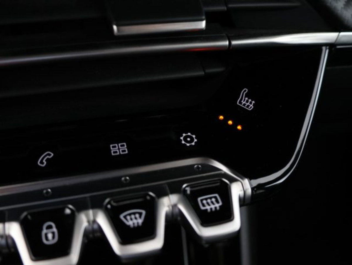 Peugeot 2008 PureTech 130 S&S EAT8 Allure Pack (19)