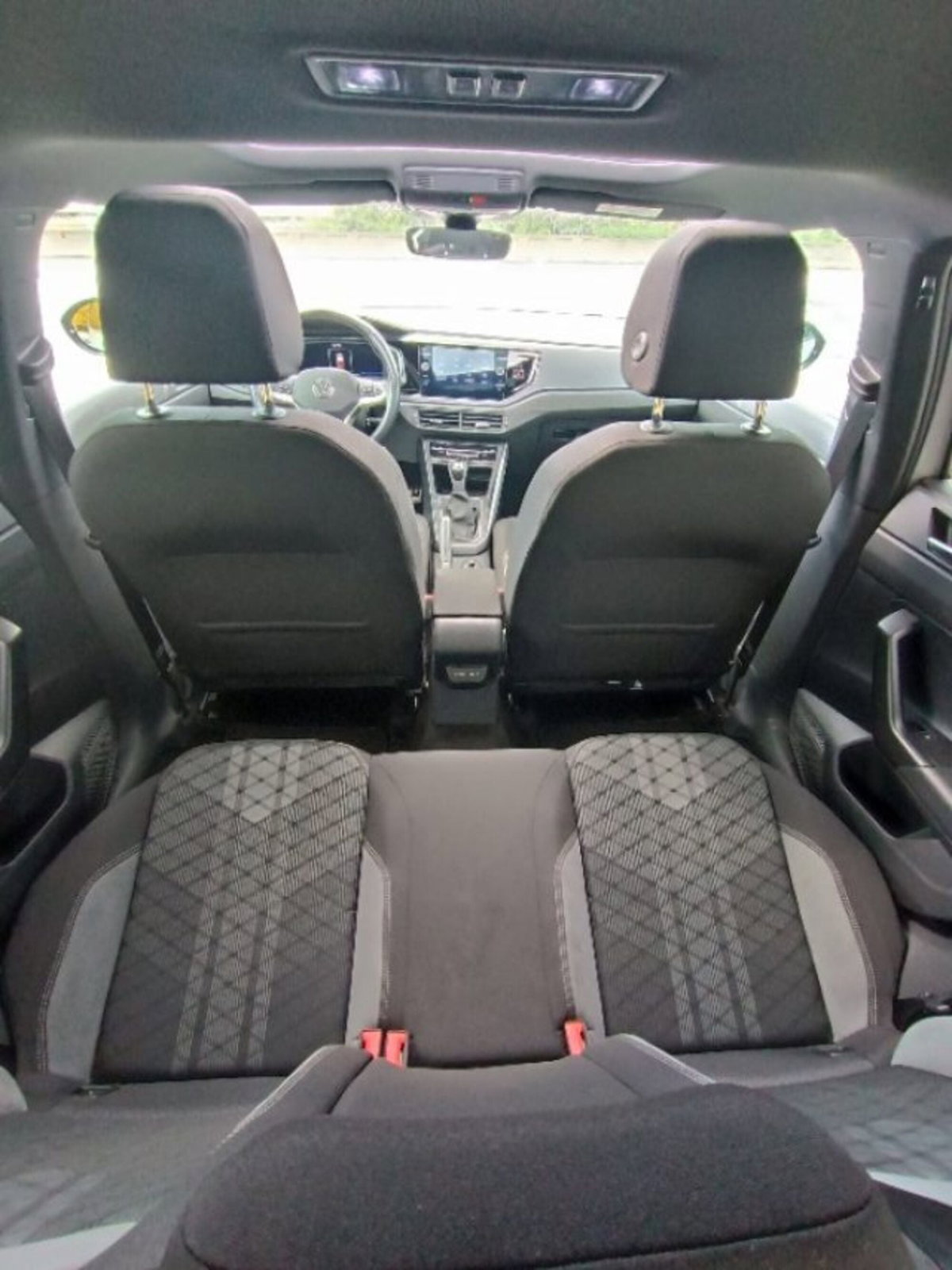 Volkswagen Taigo 1.0 TSI 110 CV DSG R-Line (15)